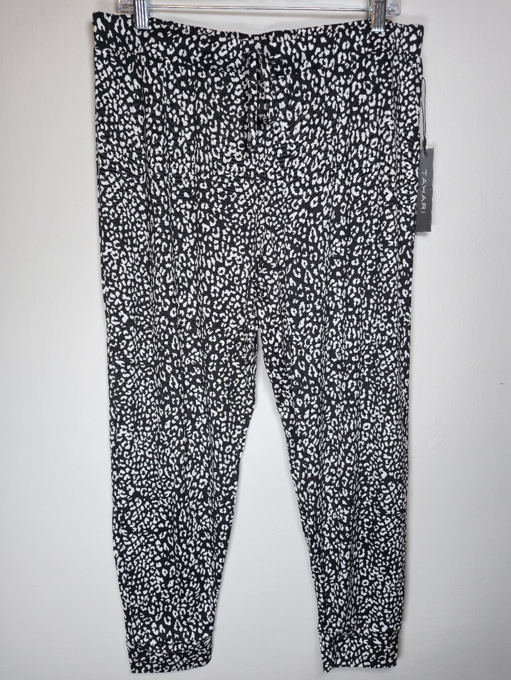 NWT Tahari Women's Relaxed Fit Animal Print Jogger Pants XL Black White Chic - Picture 1 of 10